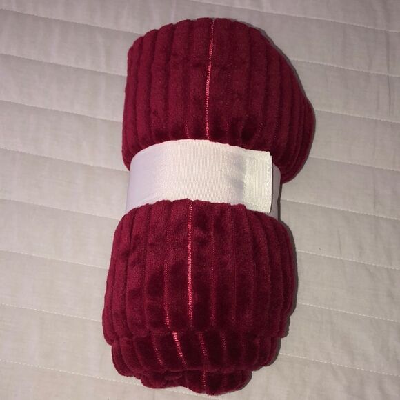 WS Burgundy Maroon Ribbed Plush Throw - Picture 2 of 4